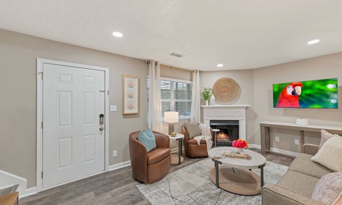 Woodstock House | ATH - Downtown Woodstock Luxury - Walk to Cherokee Amphitheater (1/4 mile) 3 Bedroom