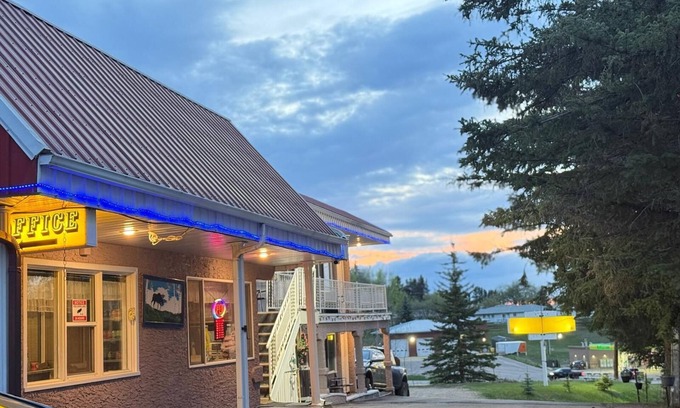 Athabasca Hotel | Athabasca Hillside Motel