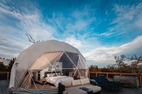 Fredericksburg Cabin | Athena Dome Romantic Stars Hottub Wineries Secluded