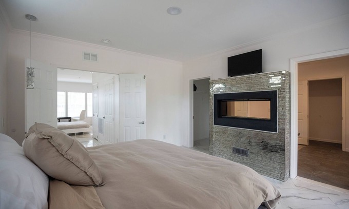Galloway House | Athena Elegant Bright Romantic jetted tub getaway wedding venues fitness room