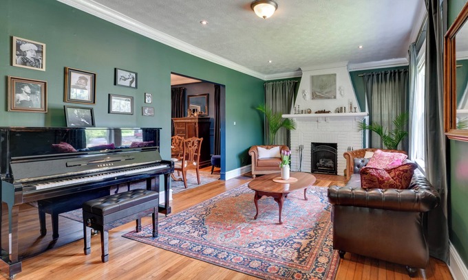 Atlanta House | Atlanta Home w/Deck: 6 Mi to Downtown!