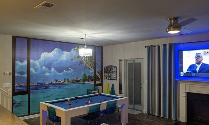 Woodstock House | Atlanta Suburban Townhouse with Hot Tub & Pool Table! - Woodstock, GA