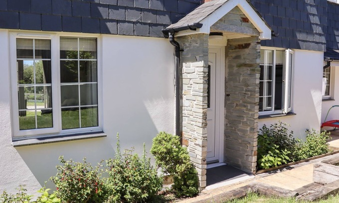 Poundstock Cottage | ATLANTIC VIEW APARTMENT, pet friendly in Bude