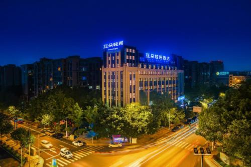 Wuhou Hotel | Atour Hotel Red Chengdu Wuhou Avenue Arch Building