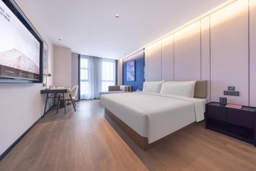 Wuhan Hotel | Atour Hotel Yangchun Lake Wuhan High Speed Rail Station