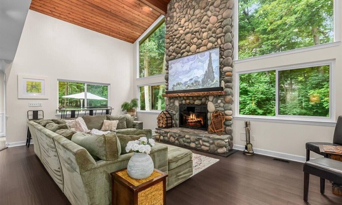 Farmington Hills House | Attainable Convenient Serenity in South East Michigan West Suburbs