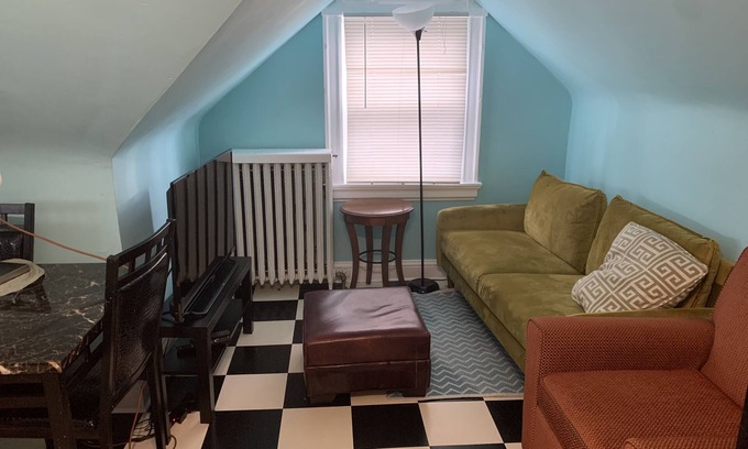 Roland Park Apartment | Attic Apartment in Leafy Roland Park
