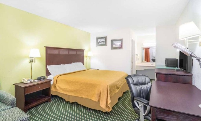 Lookout Valley Neighborhood Association Hotel | Attractions Nearby! Free Use of Pool, Free WiFi, Parking, Pets Allowed