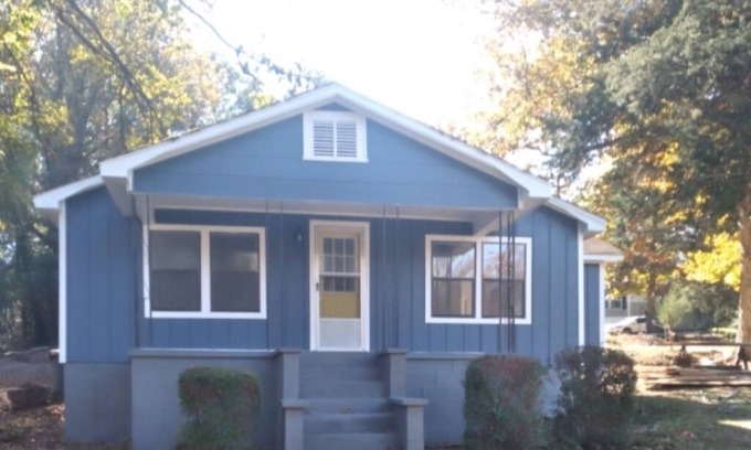 Grove Hill House | Attractive 2-bedroom, 1 & 1/2 bathroom house in Grove Hill w/WiFi and AC