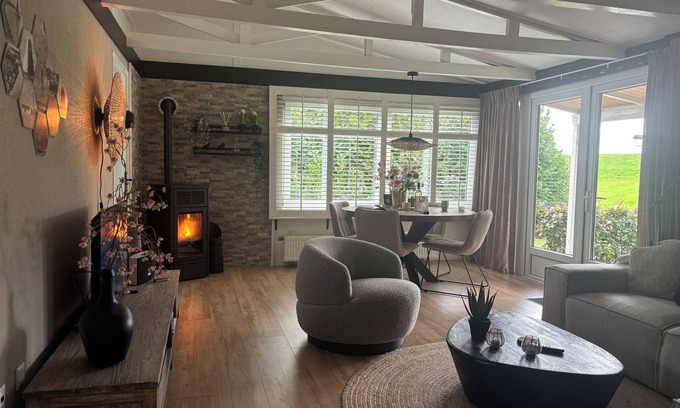 Lemmer House | Attractive Beach Bungalow 34 on the IJsselmeer