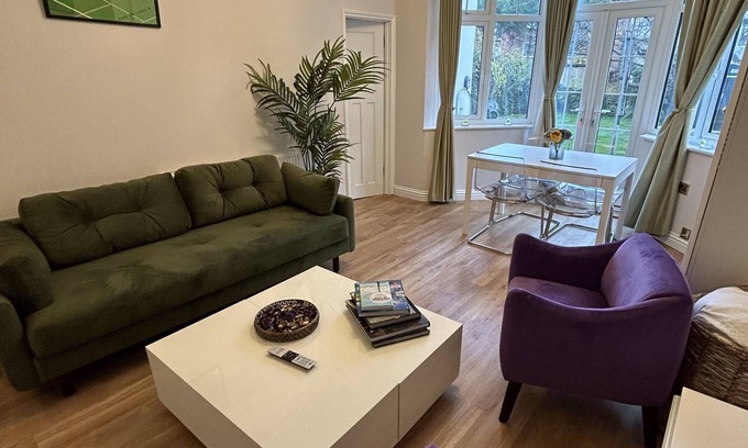 Hillside Apartment | Attractive garden studio apartment in Wimbledon, London, close to tube, WiFi