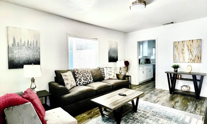 Sherman Oaks Apartment | Attractive Large One Bedroom near Shops