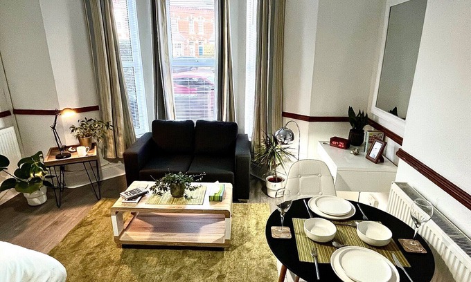 Birmingham Apartment | Attractive Spacious Self Contained Apartment 2.8 Miles from Birmingham City Cen