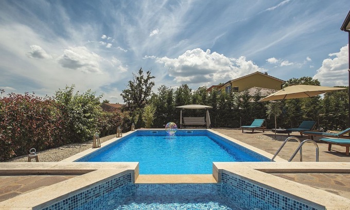 Muzini House | Attractive villa with pool, sauna, table tennis