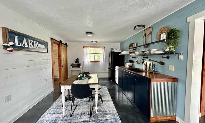 Dellroy House | Atwood Lake family home. Pet friendly!