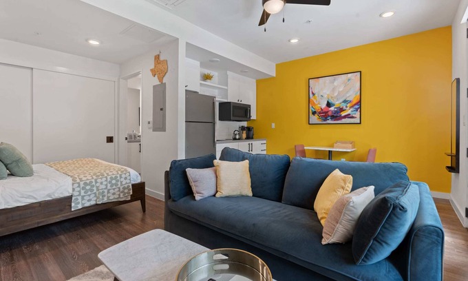 East Cesar Chavez Apartment | ATX DT Studio | Queen Bed | Sofa Bed | Mins to DT