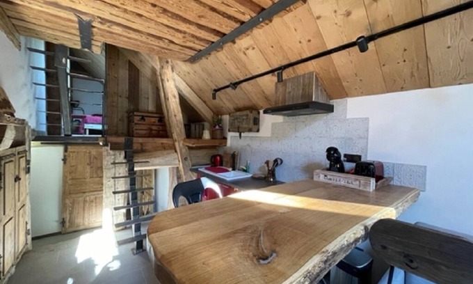 Bloye House | Atypical apartment in a pony club
