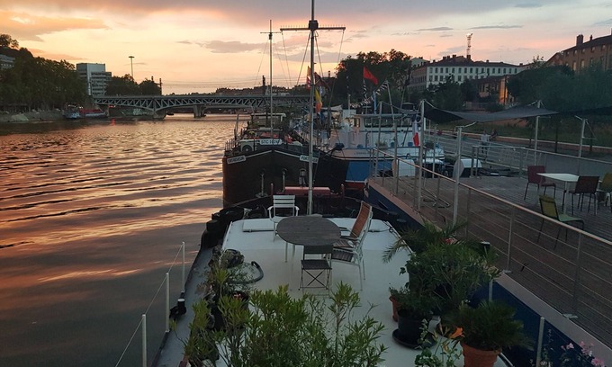 2nd Arrondissement Boat Rental | Atypical barge full of charm in the city center