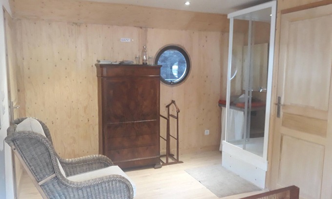 2nd Arrondissement Boat Rental | ATYPICAL COMFORT ROOM ON A BARGE ON THE RIVER SAONE