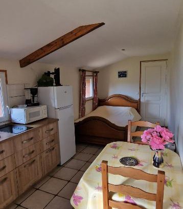 Cosges House | AU Bosquet fleuri
