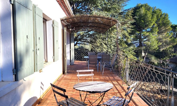 Saint-Saturnin-les-Apt House | Au Centre du Village, Maison Avec Beau Jardin Arboré , Piscine Chauffée
