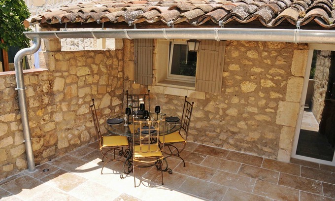 Paradou House | Au Mazet de Carmélina, an old building dating from 1850 in the heart of the Alpilles mountains