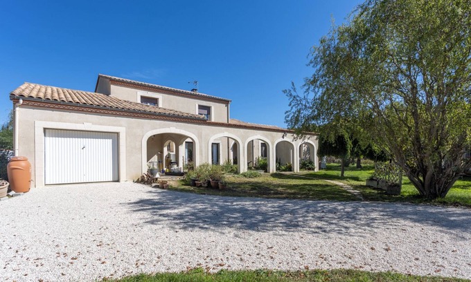 Hautefage-la-Tour Bed & Breakfast | Au petit Bonheur Bed and breakfast with shared pool.