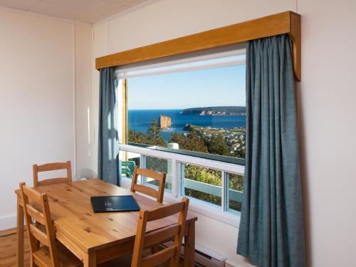 Perce Hotel | Au Pic de l'Aurore Motel-Chalets