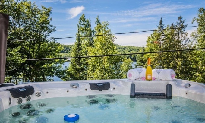 Labelle Ski Chalet | Au Pieds du Lac - chalet bord de l’eau avec spa!