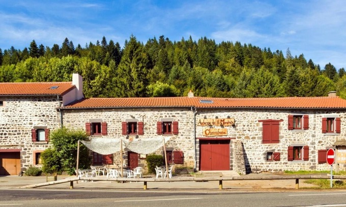 Nebouzat Hotel | Auberge De La Moreno
