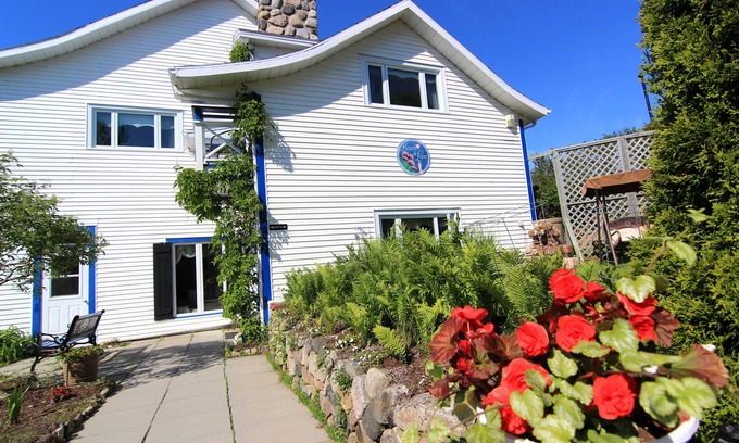 Cap-a-l'Aigle House | Auberge Fleurs de Lune