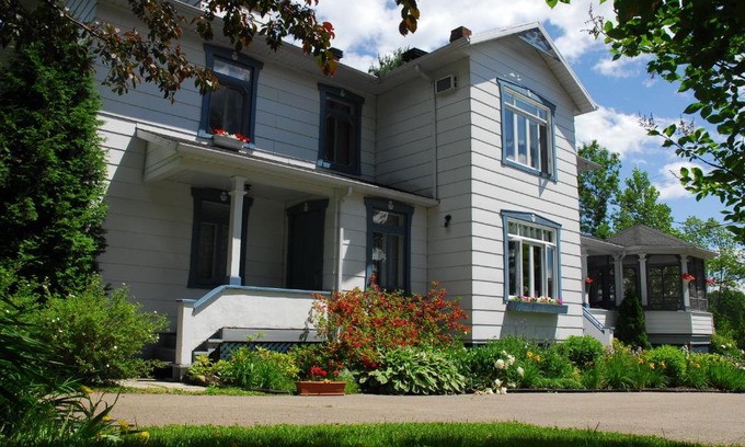 Saint-Joseph-de-la-Rive Hotel | Auberge la maison sous les pins