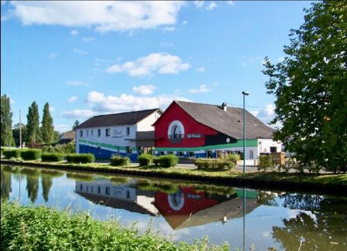 Pierrefitte-sur-Loire Hotel | Auberge La Péniche