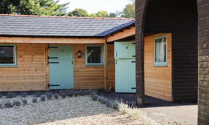 Aldermaston Wharf Apartment | AUDACIOUS - NO. 1, pet friendly, with a garden in Goring-On-Thames