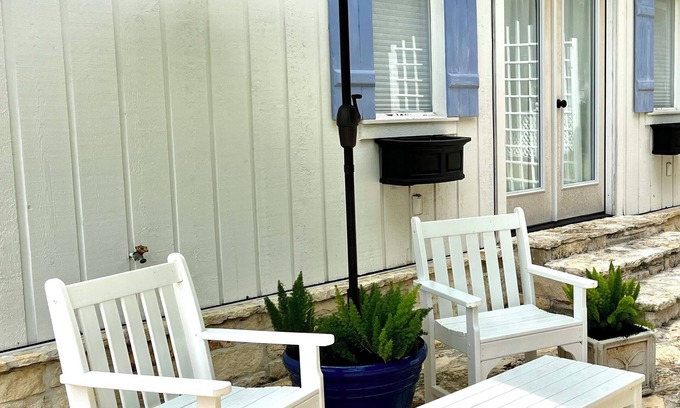 Clifton Cottage | AUDUBON Romantic Cottage on Private Country Estate-40 min. to Waco