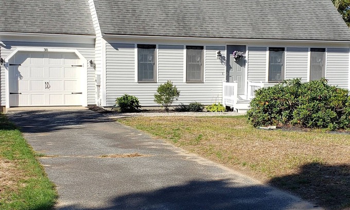 Seabrook House | AUG 24-30&: CLEAN 3B 2B,3MI toBEACH,AC,culdesac,LG DECK,TENNIS/PICKLE Courts