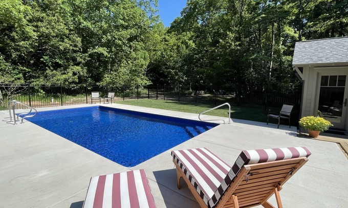 Harbert House | Aug 3 nt min10 Priv acres trails Heated Pool Pickle Ball Ping Pong FirePit