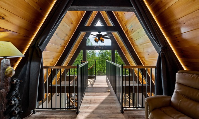 Chalet Village Cabin | Aug Discount|Pickleball!|Kid Cave|3-pools!|Hot Tub