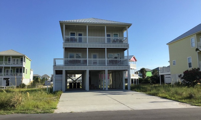Morgantown House | Aug & Sept Discounted! Upscale Home - Pools & Tennis