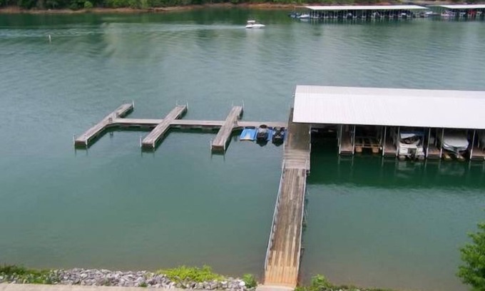 La Follette Condo | August 3-6 $180 nDEERFIELD LAKEFRONT CONDO/COVERED SLIPn2 BEDROOM/2.5 BATH