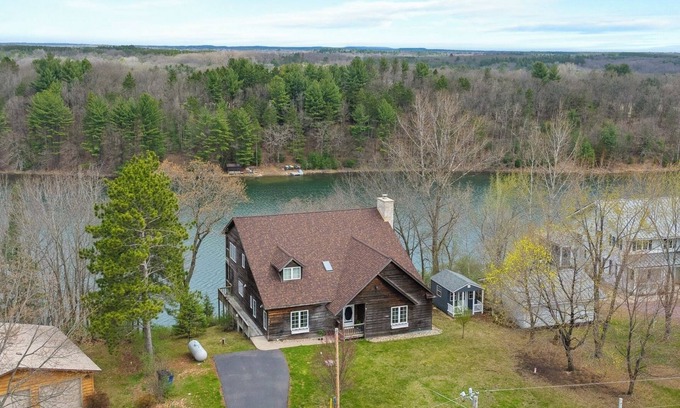 Oxford Cabin | August Inn Oxford – Rustic-modern lakefront cabin on Deep Lake, sleeps 10.