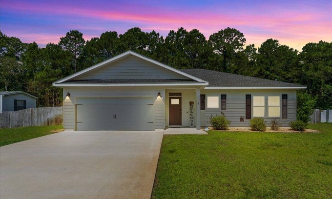 Navarre House | +August Special+ Amazing Navarre Home with Hot Tub - just 5 minutes to the Beach