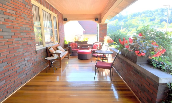 Berkeley Springs House | Aunt Beas Bungalow - Right in Town!