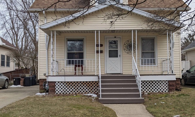 Monroe House | Aunt Rose's 3 BR sleeps 6 adults and 6 kids, 2 per bed.