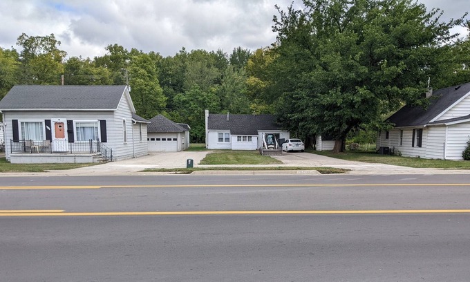 Dundee House | Aunt Rose's Place 2 BR Cottage on River Raisin Monroe Michigan