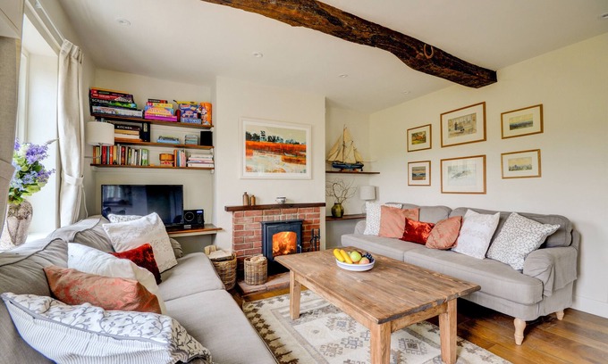 Little Barningham House | Aurora Cottage - Two Bedroom House, Sleeps 5