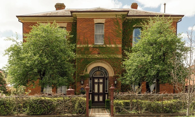 Ballarat East House | Aurum House: Heritage Style & Comfort for families, large groups, pet friendly