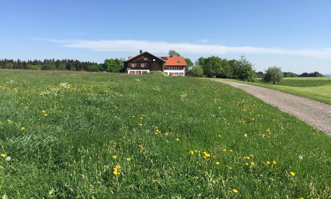 Kaufbeuren House | Aussiedlerhof surrounded by meadows and forests, tasteful antique furnishings