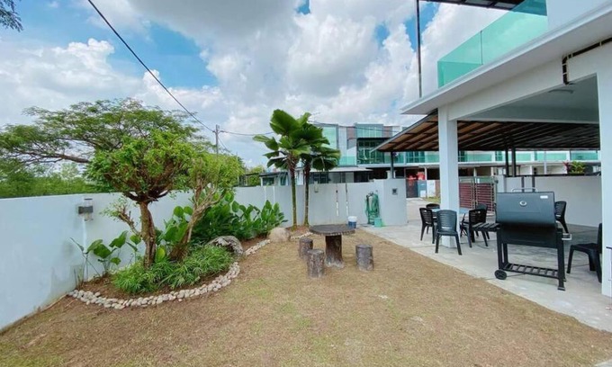 Ulu Tiram House | Austin 55, Corner with Karaoke n BBQ for 16paxs