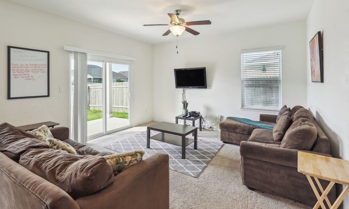 Manor House | Austin Area Vacation Rental ~ 18 Mi to Downtown!